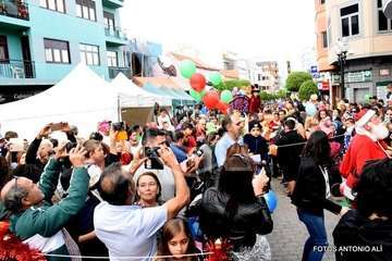 Papá Noel recibe el cariño de cientos de niños de Telde (Foto Antonio Alí y TA)